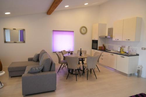 uma sala de estar com um sofá, uma mesa e uma cozinha em Relax apartment near Opatija, Sauna, jacuzzi em Marinići