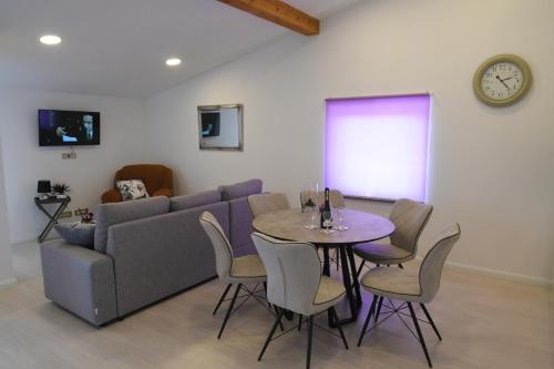 sala de estar con sofá y mesa con sillas en Relax apartment near Opatija, Sauna, jacuzzi, en Marinići