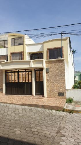 een groot huis met een bakstenen gebouw bij Casa Grande con parqueadero in Ipiales