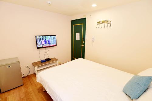 Una cama o camas en una habitación de Taichung FJ Victoria
