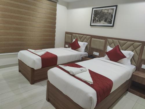 Una cama o camas en una habitación de RR Mount Elite Suites