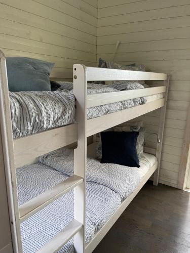 kilka łóżek piętrowych w pokoju w obiekcie Sillvik C&J Hugosson 