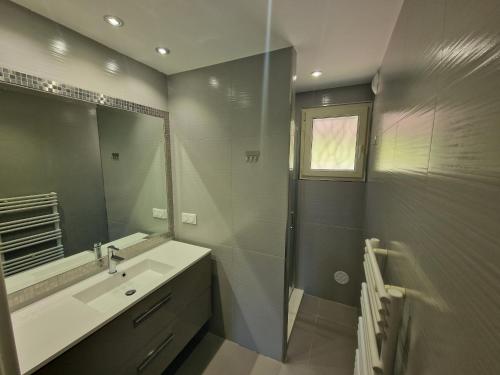 bagno con lavandino e specchio di Appartement vue mer Fromontica a Saint-Florent