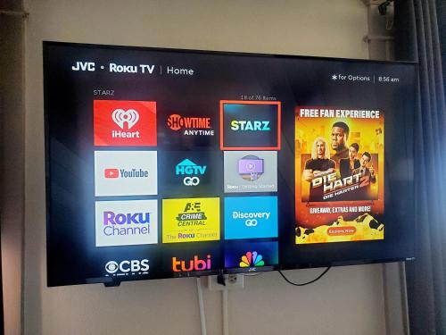 Televisyen dan/atau pusat hiburan di Monte Villa Hotel