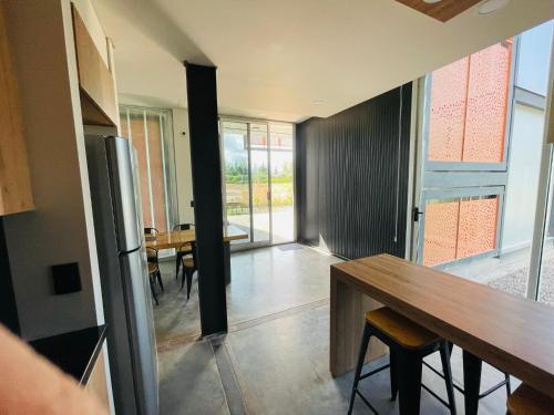 a kitchen with a table and a dining room at Cubos de Chacras in Ciudad Lujan de Cuyo