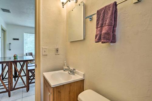 Salle de bains dans l'établissement Downtown Delray Beach Vacation Rental Large Yard!