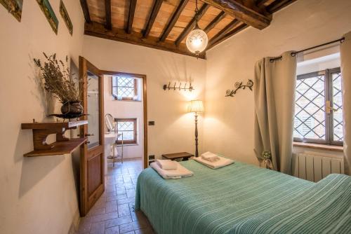 um quarto com uma cama verde num quarto em Casale Rosennano - Scuderie em Rosennano