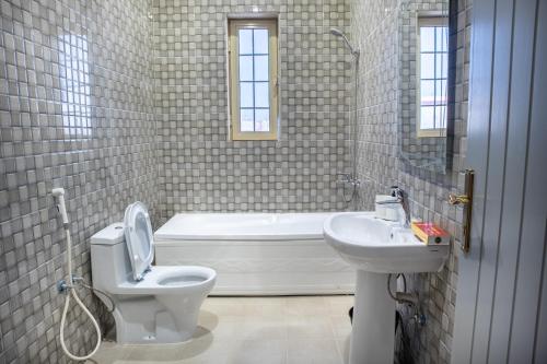 Bilik mandi di Luxury and Modern Hotel Apartments in Mudhainib - Nozol Noor 3