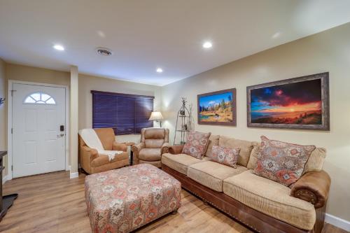 Χώρος καθιστικού στο Lookout Deck and Mtn Views Banner Elk Condo!