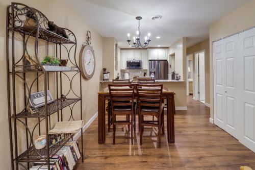 Η κουζίνα ή μικρή κουζίνα στο Lookout Deck and Mtn Views Banner Elk Condo!