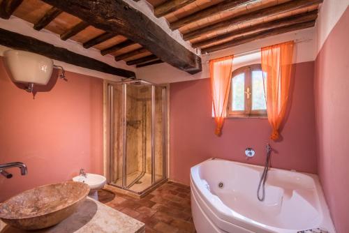 y baño con bañera, aseo y lavamanos. en Casale Rosennano - Riserva en Rosennano