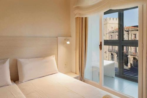 - une chambre avec un lit et une grande fenêtre dans l'établissement Apartamento Puerto Deportivo, à Gijón