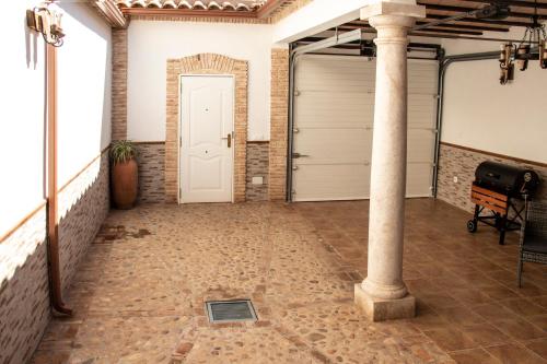 pusty garaż z białymi drzwiami i filarem w obiekcie Casa Rural Los Eneares w mieście Ossa de Montiel