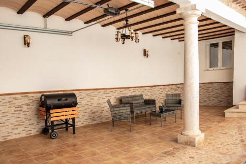 patio ze stołem, krzesłami i sprzętem do grillowania w obiekcie Casa Rural Los Eneares w mieście Ossa de Montiel