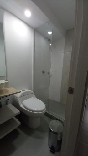 een witte badkamer met een toilet en een douche bij Espectacular Apto Cajicá !Nuevo¡ in Cajicá