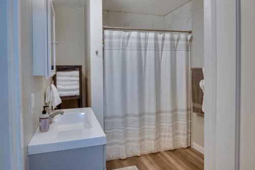 uma casa de banho com um lavatório e um chuveiro em Soldotna Vacation Rental Near Fishing and Hiking! em Soldotna