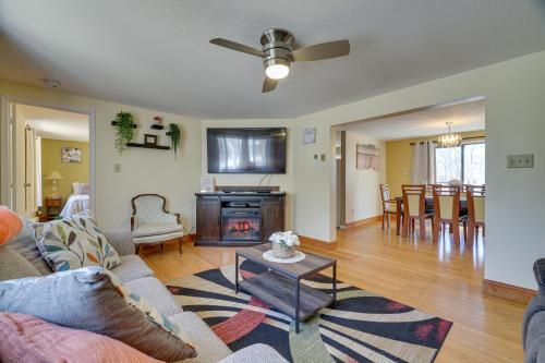 Spacious Cresco Home with Pool Table and Deck! – Photos 5