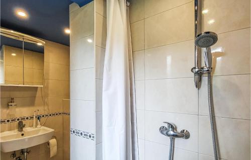 Ένα μπάνιο στο Amazing Home In Stralsund With Wifi