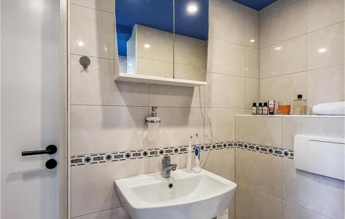 Ένα μπάνιο στο Amazing Home In Stralsund With Wifi