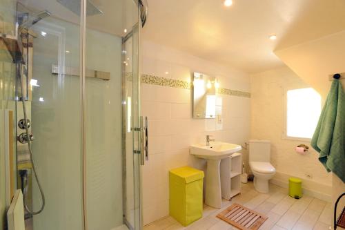 une salle de bain avec une douche, un lavabo et des toilettes dans l'établissement Gîte La Source, à Jujols