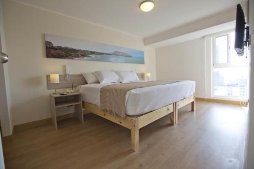 Un dormitorio con una cama grande y una ventana en Urbano Apartments Miraflores Pardo, en Lima