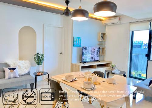 ein Wohnzimmer mit einem Tisch und einem Sofa in der Unterkunft Breezy 2-10Pax Trefoil Setia City Shah Alam SiS Homestay in Shah Alam