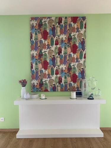 Un mur avec une peinture de gens sur lui dans l'établissement Villa piscine avec vue exceptionnelle, à Puéchoursi