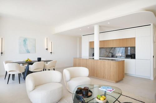 une cuisine et une salle à manger avec une table et des chaises dans l'établissement Les DUNES 3 BEDS CROISETTE BEACHES Sea VIEW, à Cannes