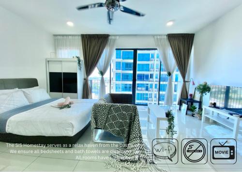 una camera con un letto e una grande finestra di 6Pax Suites Setia City Convention Trefoil Shah Alam SiS Homestay a Shah Alam