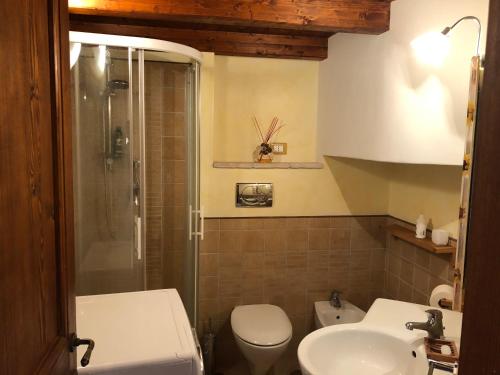 A bathroom at Grazioso appartamento in centro storico