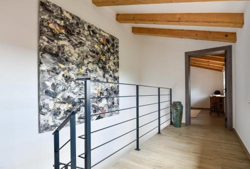 una escalera en una casa con una pintura en la pared en ADQ Abbraccio della quercia, en Buje