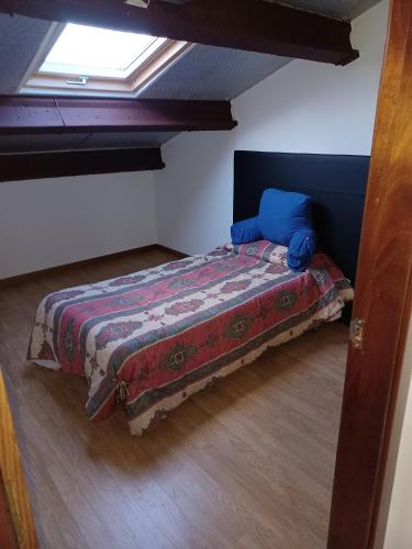 Cama pequeña en habitación con ventana en Casa s.pedro visma, en A Coruña