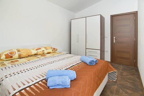 Un pat sau paturi într-o cameră la Apartments Neno