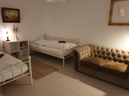 ein Wohnzimmer mit einem Sofa und einem Bett in der Unterkunft Schöne Wohnung über Wissen in Wissen