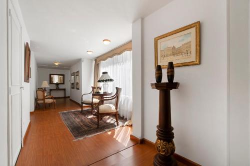 um corredor com uma sala de jantar e uma sala de estar em Habitación 4 independiente con baño privado Unicentro em Bogotá