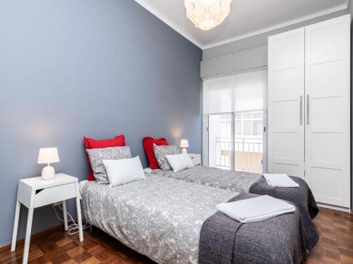 Un dormitorio con una cama grande y una ventana en Akisol Faro Sunny, en Faro