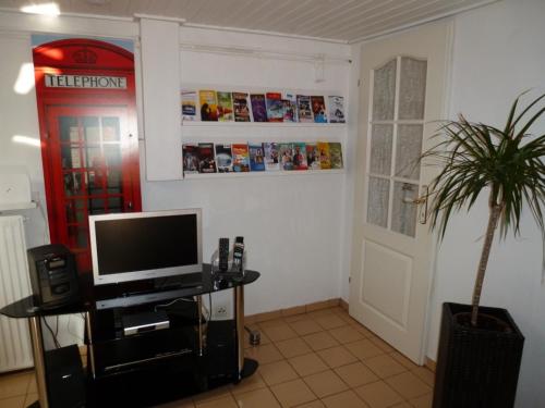 a room with a television and a telephone booth at Fewo im Alten Land in Hamburg