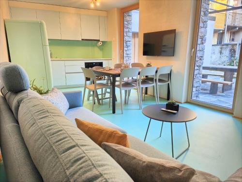 ein Wohnzimmer mit einem Sofa und einem Tisch in der Unterkunft Rustico Mulino1 - Fully Renovated Near Locarno and Ascona in Minusio