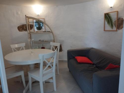 カルダス・ダ・ライーニャにあるMoinho Branco (molen)のソファとテーブルのあるリビングルーム