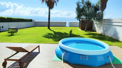 una gran bañera azul en la parte superior de un patio en Camera sul Mare en Messina