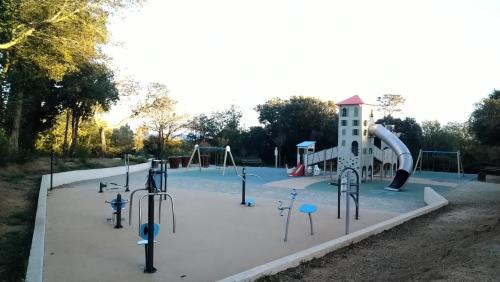 une aire de jeux vide avec toboggan dans un parc dans l'établissement Corniche D'Azur 2 YourHostHelper, à Fréjus
