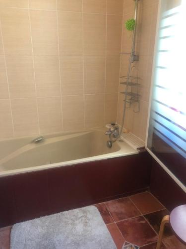 une baignoire avec un robinet dans une salle de bain dans l'établissement LES YUCCAS, à Cazouls-lès-Béziers