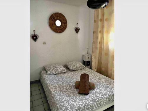 sypialnia z łóżkiem z pluszowym misiem w obiekcie Appartement terrasse panoramique Hôpitaux et Facultés w Montpellier