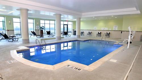 une grande piscine dans le hall de l'hôtel dans l'établissement Holiday Inn Owensboro Riverfront, an IHG Hotel, à Owensboro