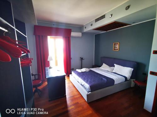 um quarto com uma cama e uma janela em Suite home em Giardini Naxos