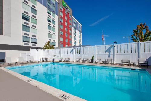 einem Pool vor einem Hotelgebäude in der Unterkunft Holiday Inn Express Richmond - Midtown, an IHG Hotel in Richmond