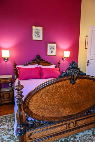 Katil atau katil-katil dalam bilik di Vintage Balcony Guesthouse & Suites