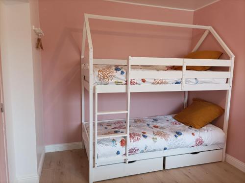 - un lit superposé dans une chambre pour enfants aux murs roses dans l'établissement Détente sur la Côte d'Opale, à Équihen-Plage