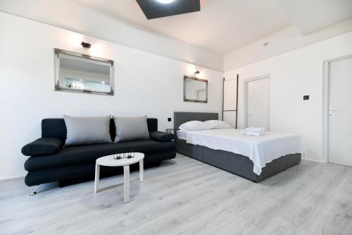 uma sala de estar com uma cama e um sofá em Apartment Lusy Lo em Zadar
