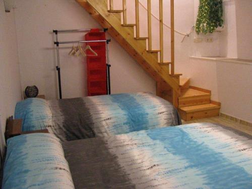 1 dormitorio con 1 cama y escalera en AlpensHolidays Les Pallissses, en Alpens